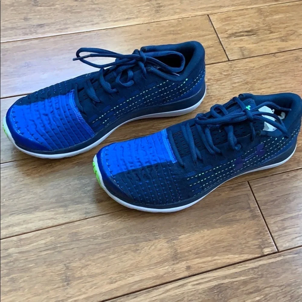 NEW UNDER ARMOUR Boys Slingflex Blue sz 6.5Y